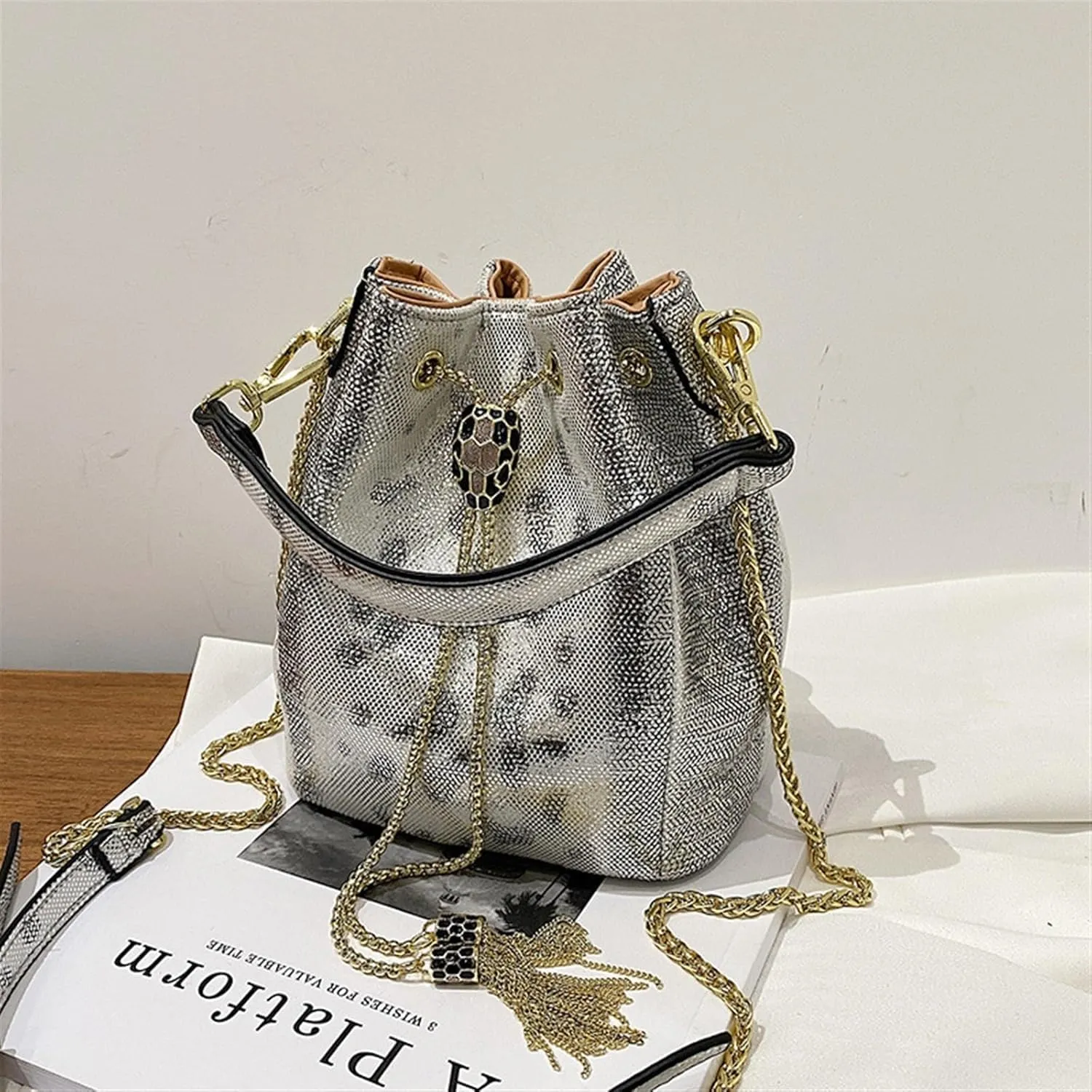 Chain shoulder handbag, light luxury fashion bucket bag, shoulder bag (Silver)